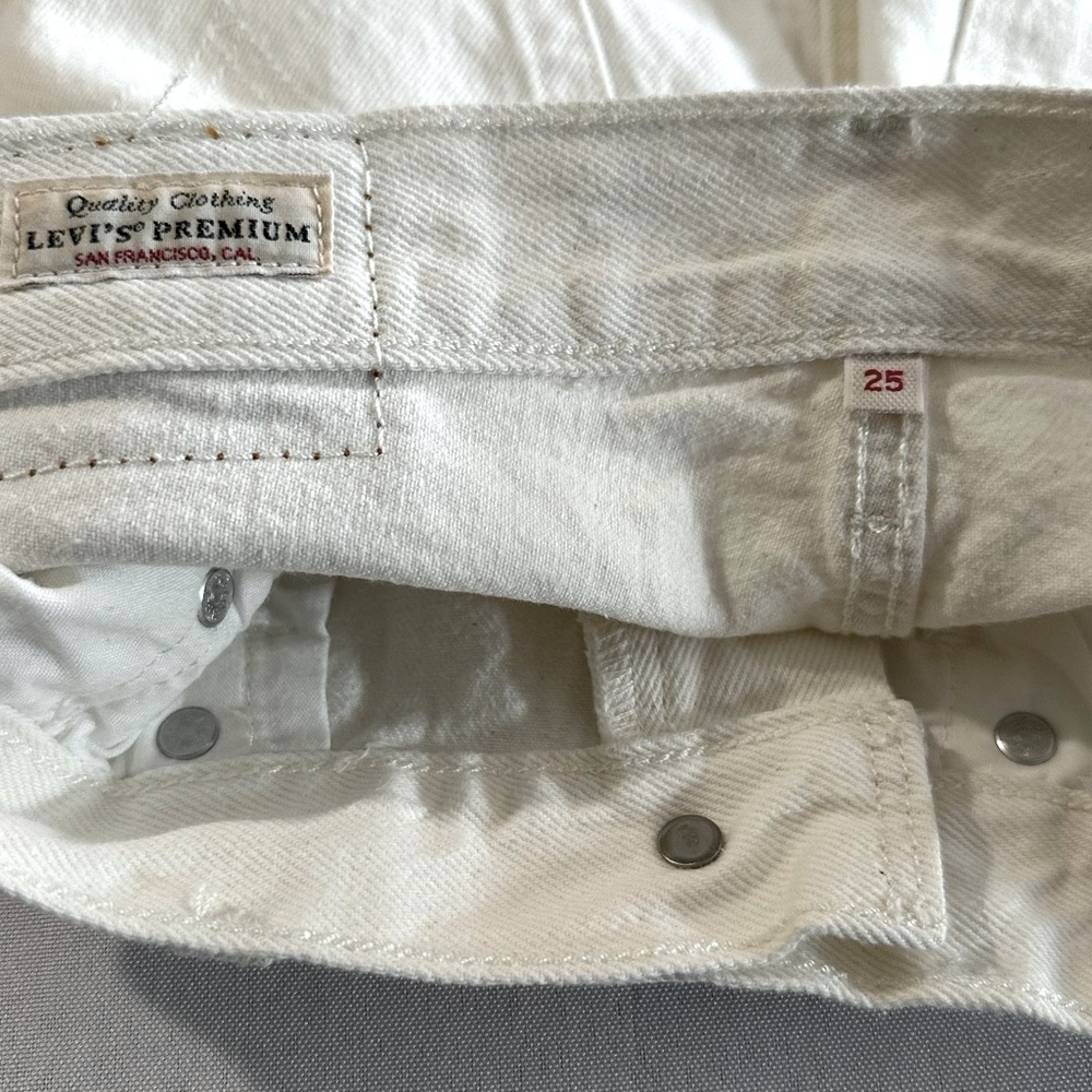 Levi's Denim High Rise Deconstructed Button Fly White Jean Skirt Raw Hem Sz 25 - Picture 8 of 13